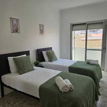 Light Spacious Apartman Almada