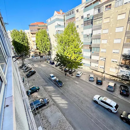 Light Spacious Apartment Almada